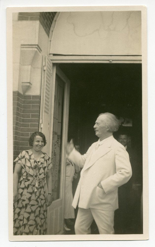 Photographie de Paderewski avec Mme Obuchowicz (demi-sœur d'Hélène Paderewska) sur la terrasse de Riond-Bosson