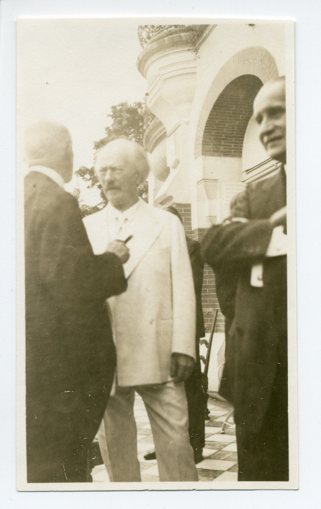 Photographie de Paderewski discutant avec Henryk Opienski sur la terrasse de Riond-Bosson, lors d'une fête de la Saint-Ignace (31 juillet)