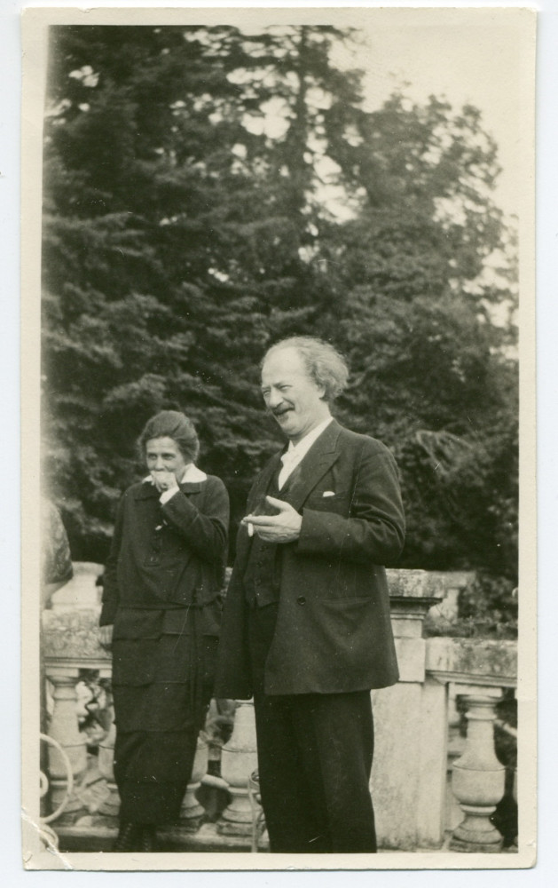 Photographie de Paderewski (fumant une cigarette et riant) avec une femme non identifiée sur la terrasse de Riond-Bosson