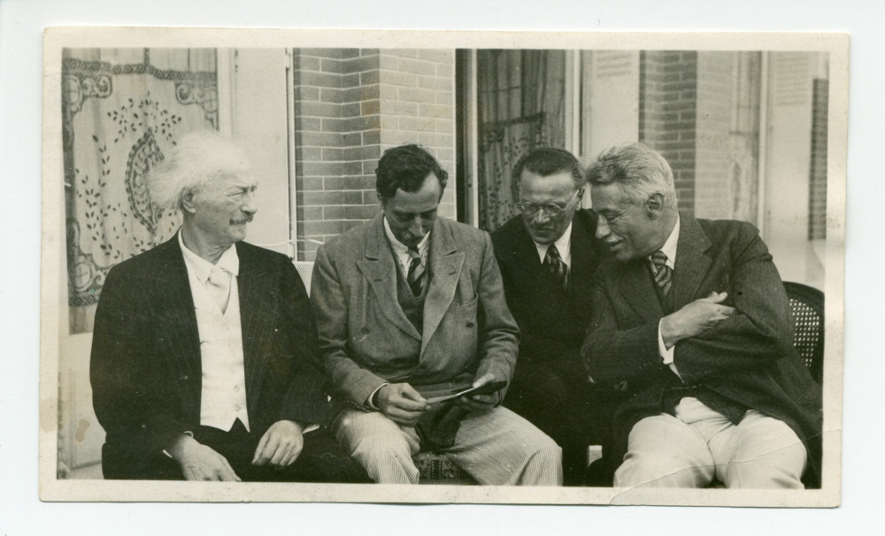 Photographie de Paderewski, Ernest Schelling, Albert Tadlewski et Fritz Kreisler sur la terrasse de Riond-Bosson