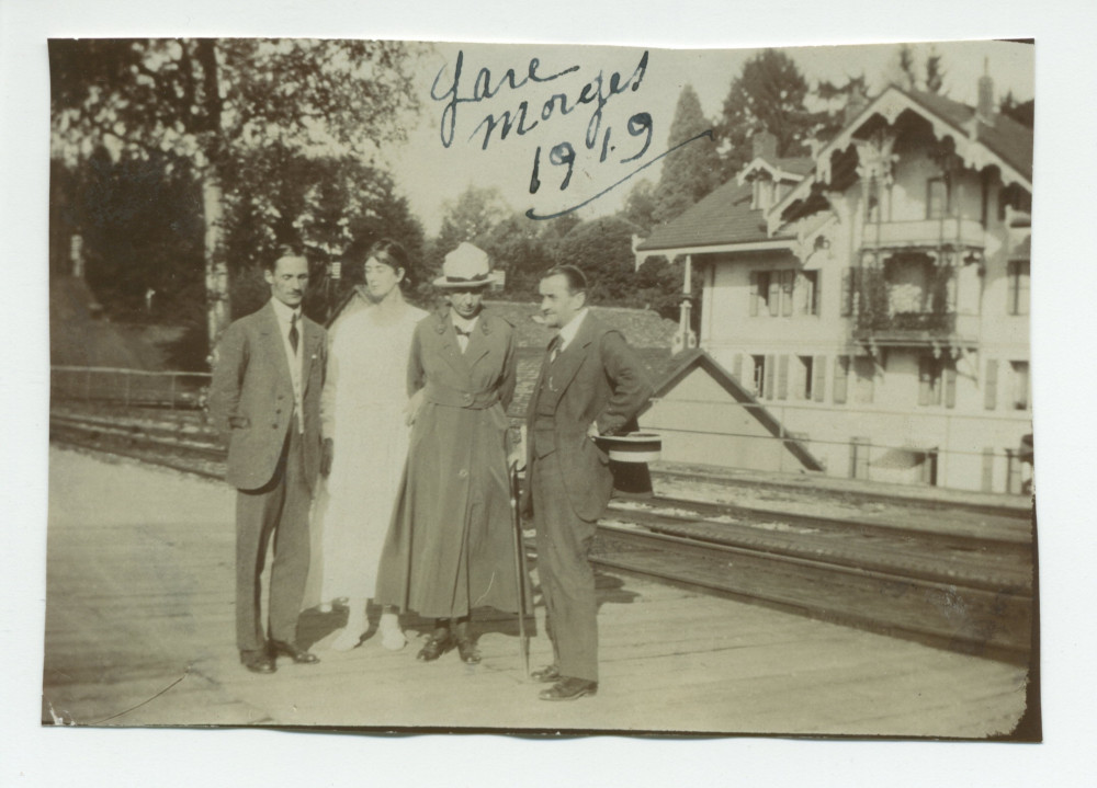 Photographie de quatre personnes sur le quai de la gare de Morges en 1919, dont le compositeur Henryk Opienski (à droite)