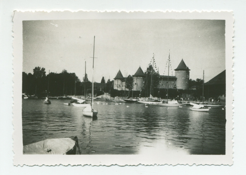Photographie du Château de Morges (futur écrin du Musée Paderewski) avec le Léman et des voiliers amarrés devant