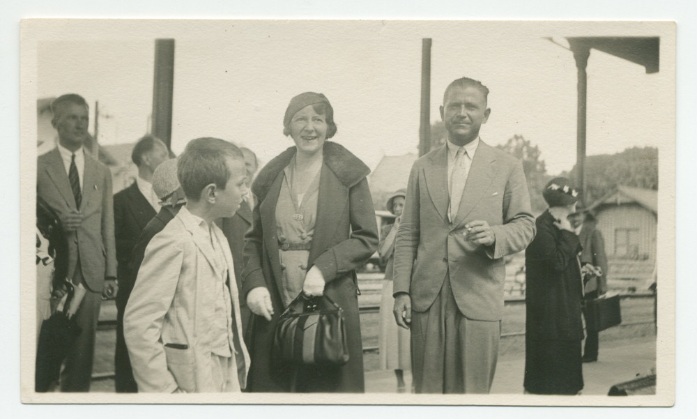 Photographie d'Ignace Obuchowicz (filleul de Paderewski), Mme Strakacz et Sylwin Strakacz (secrétaire de Paderewski) sur le quai de la gare de Morges (?), attendant un train de la ligne Bière-Apples-Morges