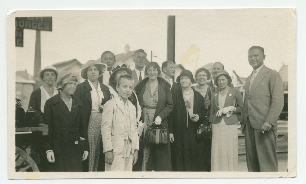 Photographie du cercle rapproché de Paderewski (et quelques-uns de ses disciples) sur le quai de la gare de Morges (?), attendant un train de la ligne Bière-Apples-Morges, avec au premier plan (en blanc) son filleul Ignace Obuchowicz