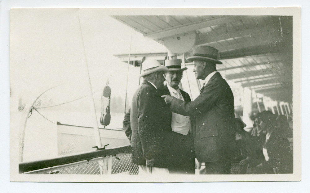 Photographie de Paderewski sur le Léman (vapeur «Simplon» de la Compagnie générale de navigation – CGN) en conversation avec le compositeur Henryk Opienski et le sculpteur François Black