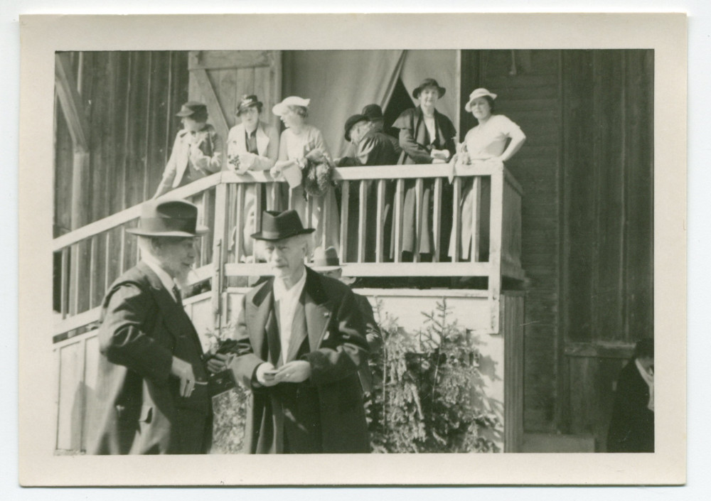 Photographie de Paderewski discutant avec quelqu'un devant la galerie menant à la salle lors de la reprise de «Tell» de Gustave Doret au Théâtre du Jorat à Mézières le 29 mai 1935 (production réalisée pour l'Exposition universelle de Bruxelles)