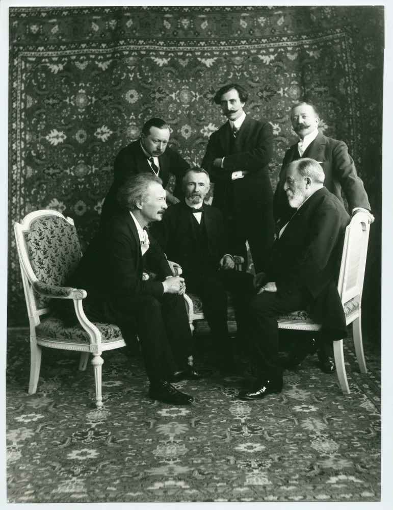 Photographie de Camille Saint-Saëns, Eugène Couvreu et Paderewski, entourés (debout) d'Ernest Schelling (pianiste), Auguste Roussy (vice-président du comité d'organisation) et le vicomte de Faria (consul du Portugal et vieil ami de Saint-Saëns)