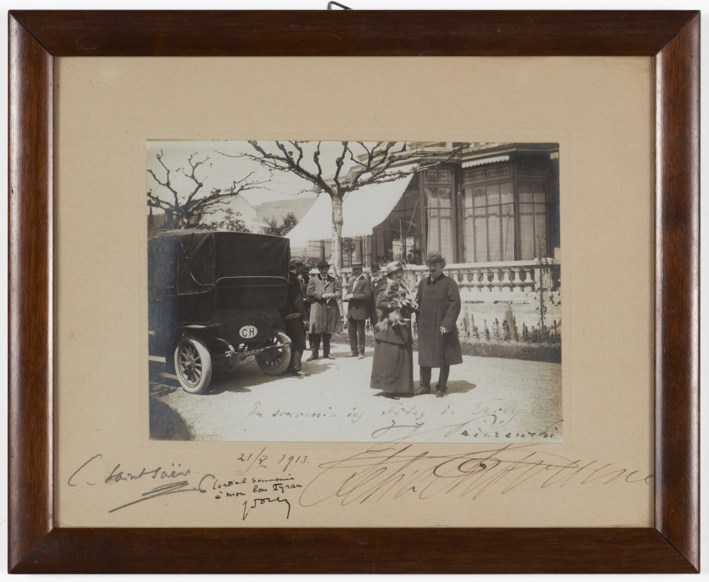 Photographie dédicacée «en souvenir des Fêtes de Vevey» données du 18 au 21 mai 1913 au Casino du Rivage en l'honneur de Camille Saint-Saëns, avec Hélène et Ignace Paderewski, et au second plan Gustave Doret et Eugène Couvreu (avec le chapeau melon)