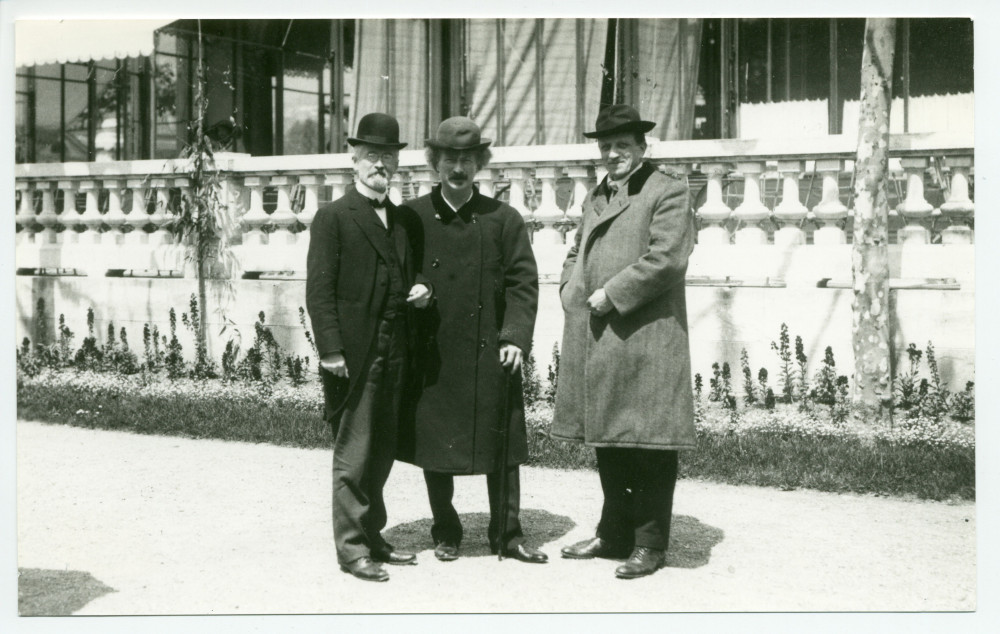 Photographie de Paderewski avec à sa gauche le compositeur Gustave Doret et à sa droite le syndic de Vevey Eugène Couvreu, devant le Casino du Rivage à Vevey, où sont données du 18 au 21 mai 1913 des Fêtes musicales en l'honneur de Camille Saint-Saëns