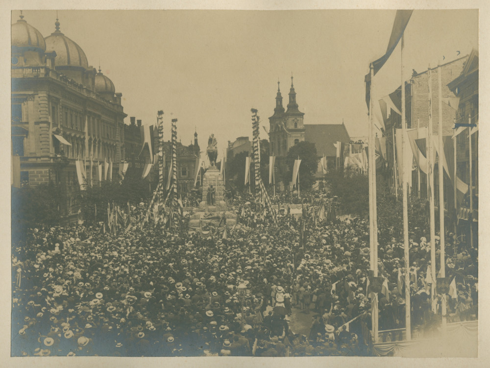 Photographie générale de l'inauguration (?), le 15 juillet 1910, du monument de Grunwald, réalisé par le sculpteur lituanien Antoni Wiwulski et offert par Paderewski à la ville de Cracovie à l'occasion du 500e anniversaire de la bataille du même nom