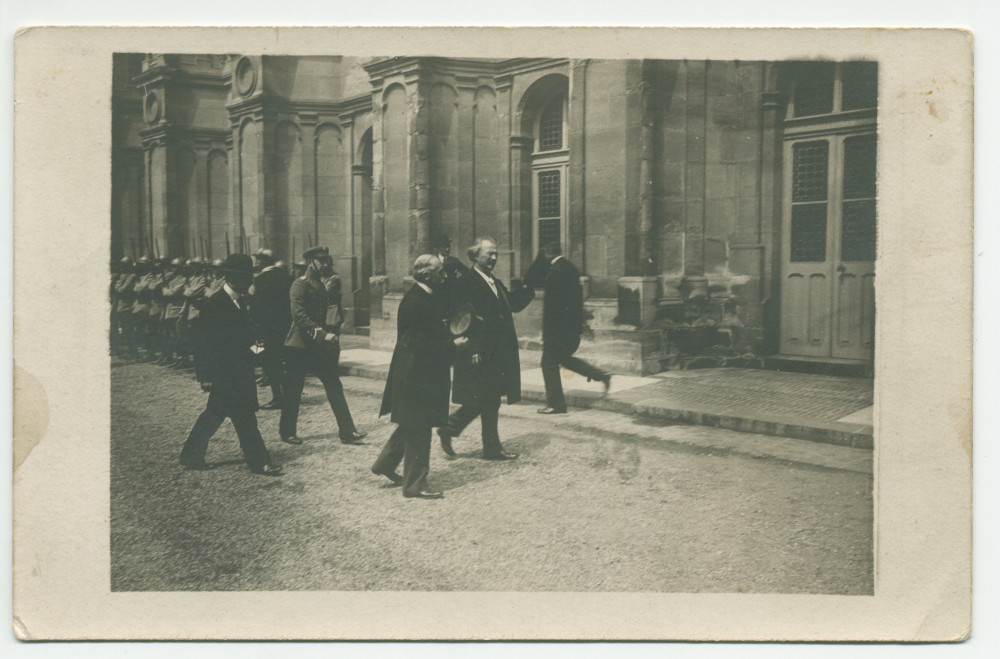 Photographie de Paderewski se rendant, mi-janvier 1919, au palais du Belvédère pour présider son premier Conseil des ministres – tirage carte postale