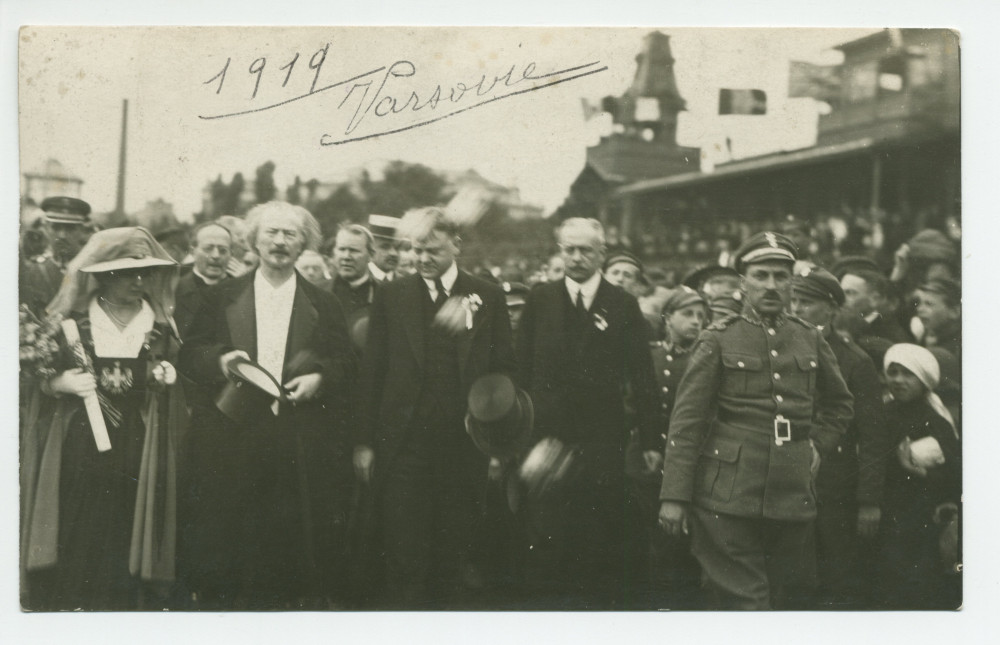 Photographie de la visite du ministre américain de l'Agriculture, Herbert Hoover, à Varsovie, début août 1919, accueilli par le président (du Conseil des ministres) Paderewski et Hélène Paderewska, dans son costume de la Croix Blanche polonaise