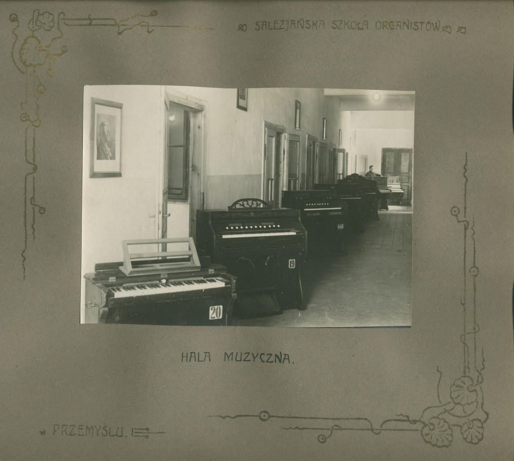 Album de présentation de l'Oratoire (école) salésien pour organistes de Przemys?l, réalisé à l'occasion de l'année scolaire 1922-1923 – page 11: photographie de la salle de musique avec sa succession d'harmoniums