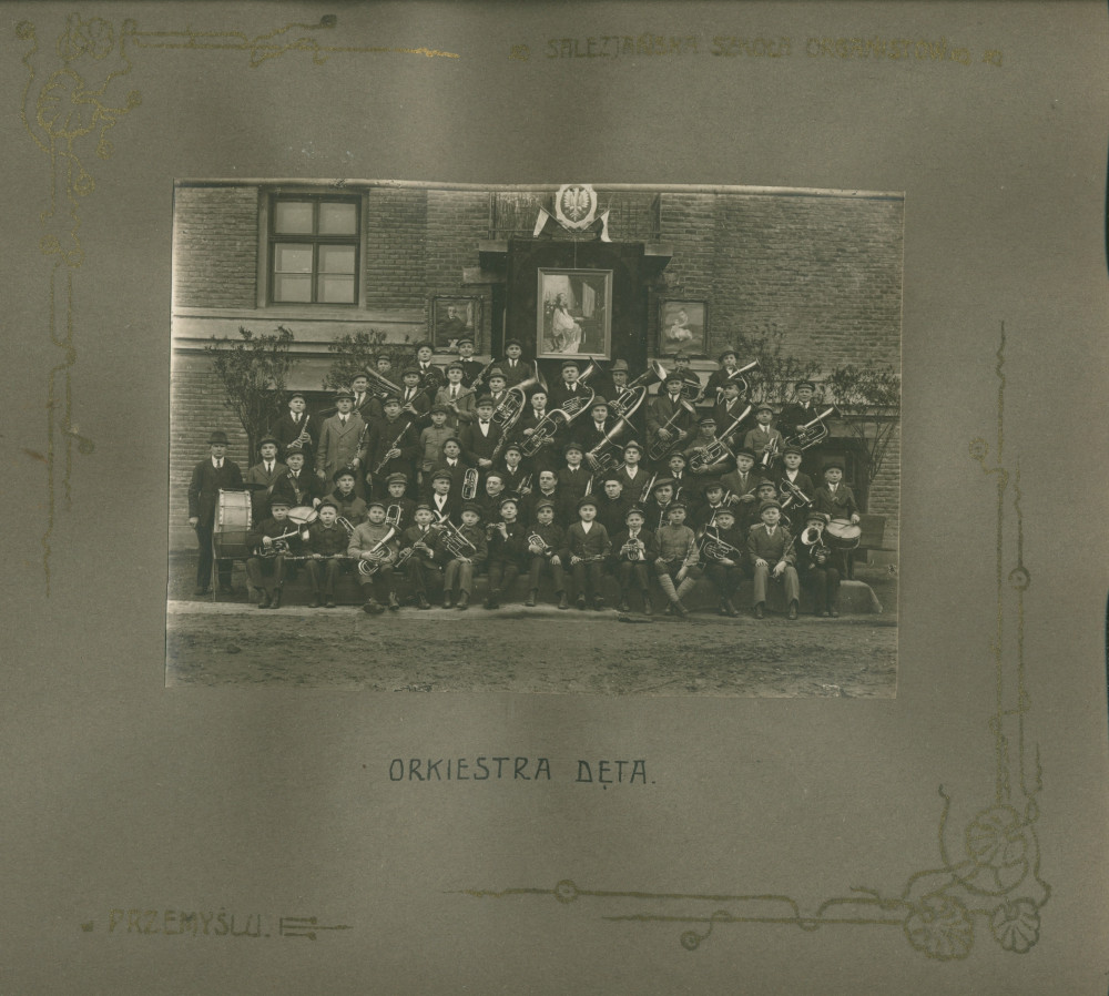 Album de présentation de l'Oratoire (école) salésien pour organistes de Przemysl, réalisé à l'occasion de l'année scolaire 1922-1923 – page 12: photographie de «l'orchestre de cuivres» (avec bois et percussions = harmonie)