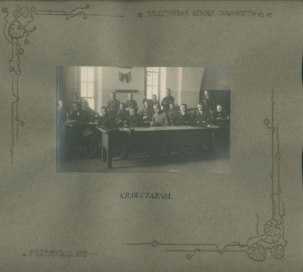 Album de présentation de l'Oratoire (école) salésien pour organistes de Przemysl, réalisé à l'occasion de l'année scolaire 1922-1923 – page 18: photographie de l'atelier de couture avec élèves et professeur