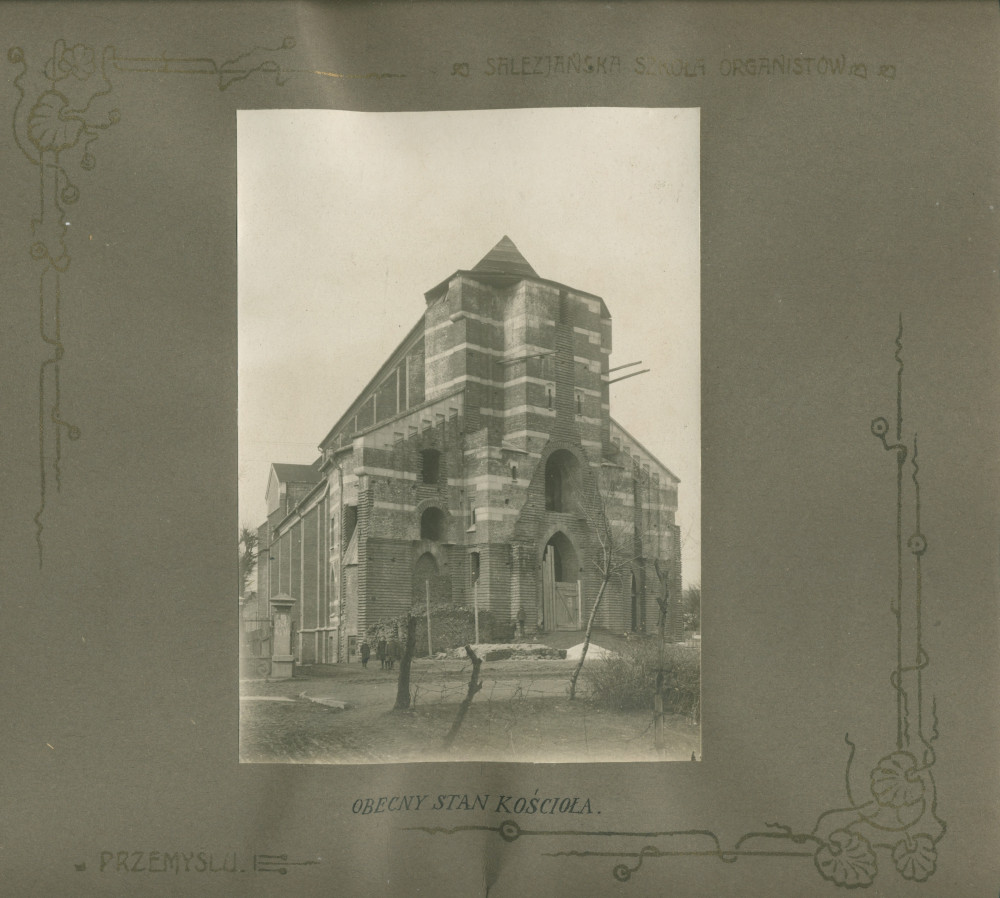 Album de présentation de l'Oratoire (école) salésien pour organistes de Przemysl, réalisé à l'occasion de l'année scolaire 1922-1923 – page 20: photographie de «l'état actuel de l'église»