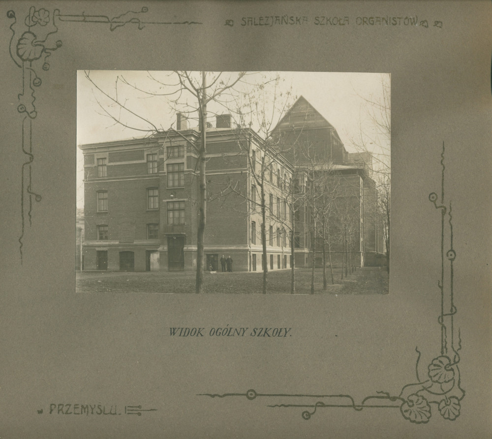 Album de présentation de l'Oratoire (école) salésien pour organistes de Przemysl, réalisé à l'occasion de l'année scolaire 1922-1923 – page 3: vue générale de l'école