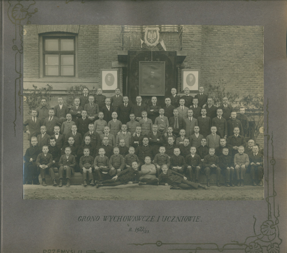 Album de présentation de l'Oratoire (école) salésien pour organistes de Przemysl, réalisé à l'occasion de l'année scolaire 1922-1923 – page 5: photographie de groupe des élèves et des professeurs
