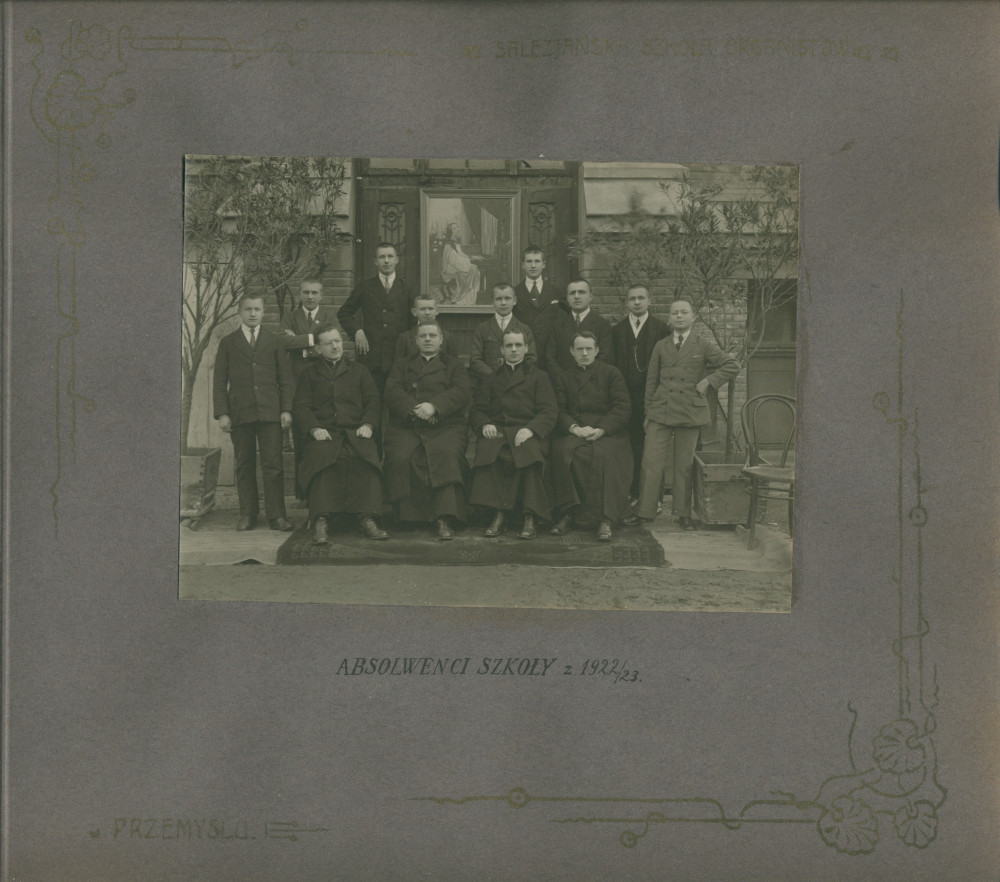 Album de présentation de l'Oratoire (école) salésien pour organistes de Przemysl, réalisé à l'occasion de l'année scolaire 1922-1923 – page 6: photographie des diplômés