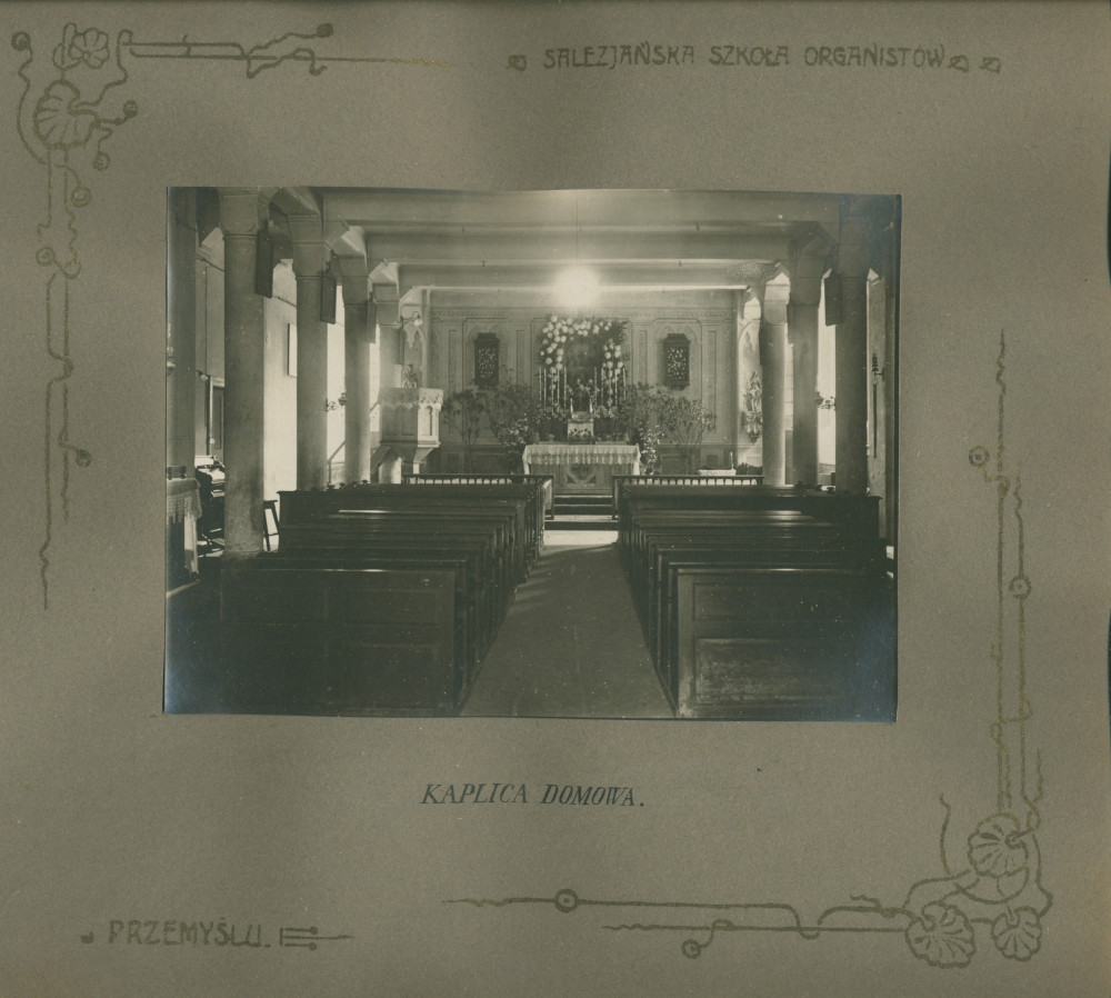 Album de présentation de l'Oratoire (école) salésien pour organistes de Przemysl, réalisé à l'occasion de l'année scolaire 1922-1923 – page 8: photographie de l'intérieur de la «chapelle de la maison»