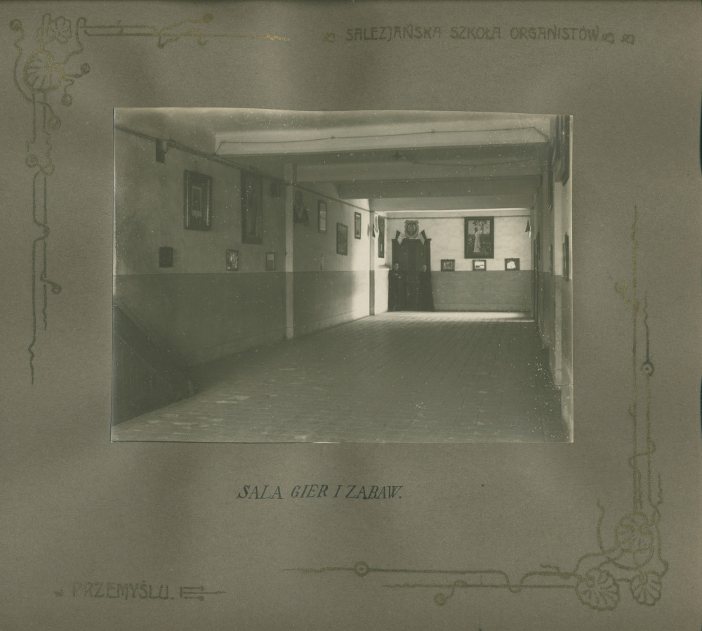 Album de présentation de l'Oratoire (école) salésien pour organistes de Przemysl, réalisé à l'occasion de l'année scolaire 1922-1923 – page 9: photographie de la «salle de jeux et de divertissements»