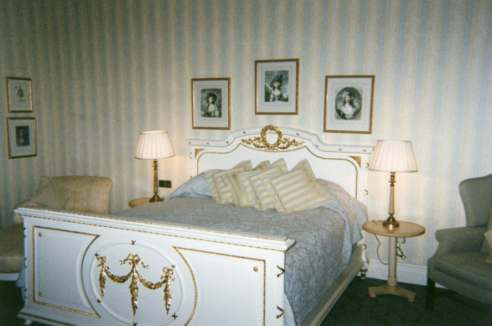 Photographie du salon de la «Suite Paderewski» de l'hôtel Bristol de Varsovie (dont Paderewski a été l'un des premiers propriétaires), prise en novembre 1998