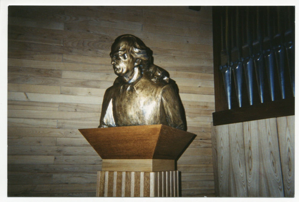 Photographie du buste de Paderewski trônant dans la salle de concert de la Philharmonie Paderewski de Bydgoszcz (réputée pour son excellente acoustique)