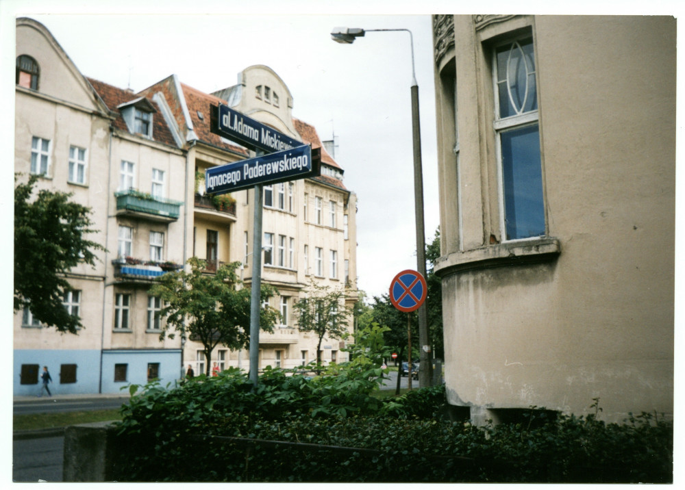Photographie de l'angle des rues Ignace Paderewski et Adam Mickiewicz à Bydgoszcz, chef-lieu actuel de la voïvodie de Couïavie-Poméranie (Bromberg à l'époque prussienne)