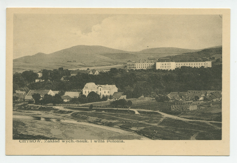 Carte postale de l'établissement d'enseignement et de la villa Polonia (au premier plan) de Chyrów (aujourd'hui Khyriv, dans l'oblast de Lviv, en Ukraine)
