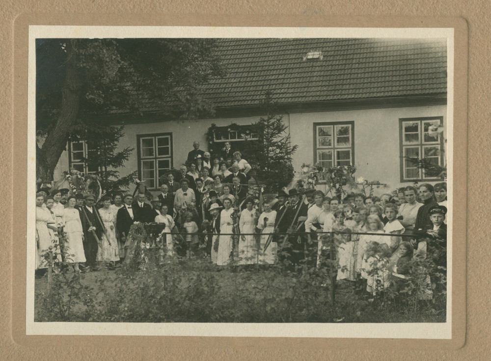 Photographie de groupe prise le 20 septembre 1919 lors de la fête des moissons à Kolybki, village de Grande-Pologne – avec au verso un hommage manuscrit «à notre cher Président…» signé par tous les participants