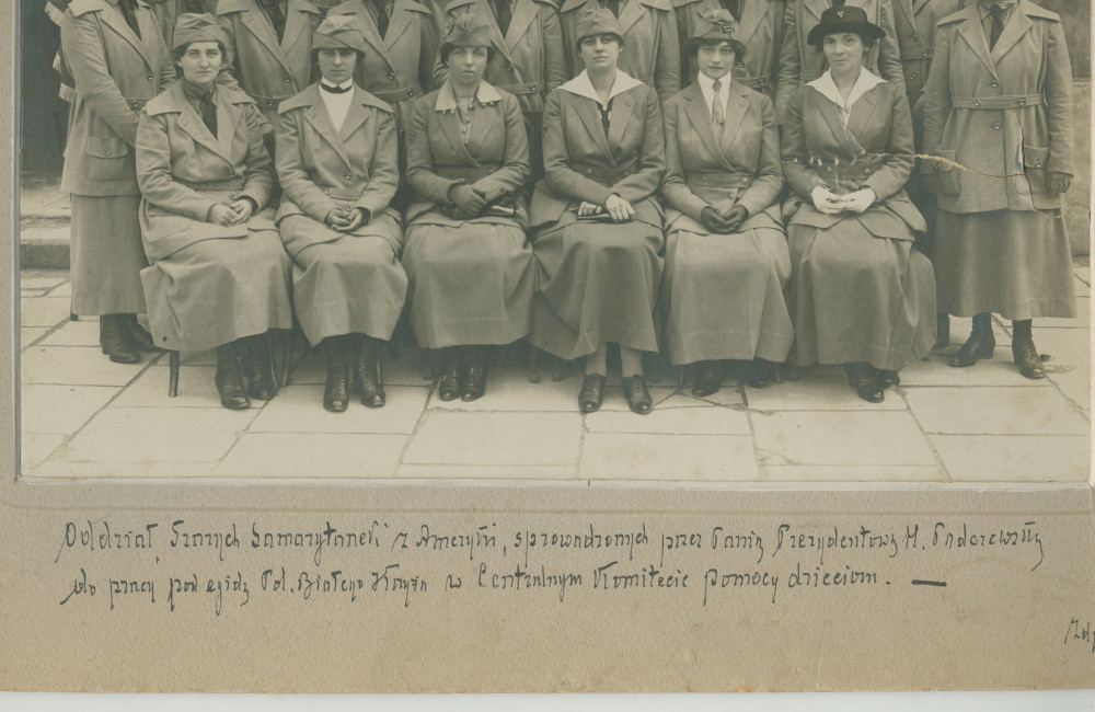 Photographie de femmes en uniforme appartenant à la «Légion de samaritaines amenées d'Amérique par Mme la Présidente Paderewska pour œuvrer au comité central d'aide à l'enfance de la Croix Blanche polonaise», en septembre 1919