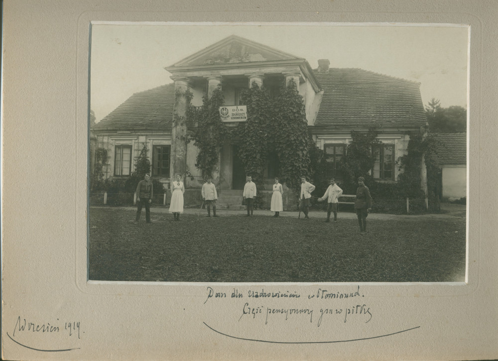 Photographie de soldats convalescents «obligés pour certains à jouer au football», en compagnie d'infirmières devant la maison de convalescence de la Croix Blanche polonaise à Plomiany, village de la voïvodie de Couïavie-Poméranie, 1919