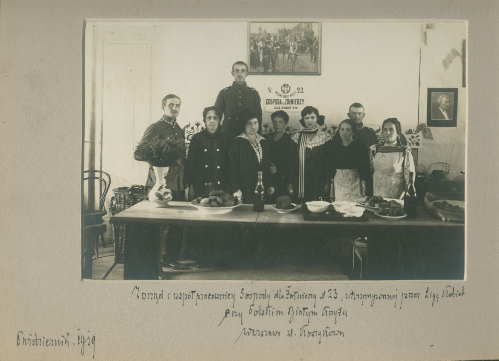 Photographie des responsables de la cantine pour soldats n° 23 de la Croix Blanche polonaise à Varsovie, tenue par la Ligue des femmes du service militaire d'urgence polonais [Liga Kobiet Polskich Pogotowia Wojennego], en octobre 1919