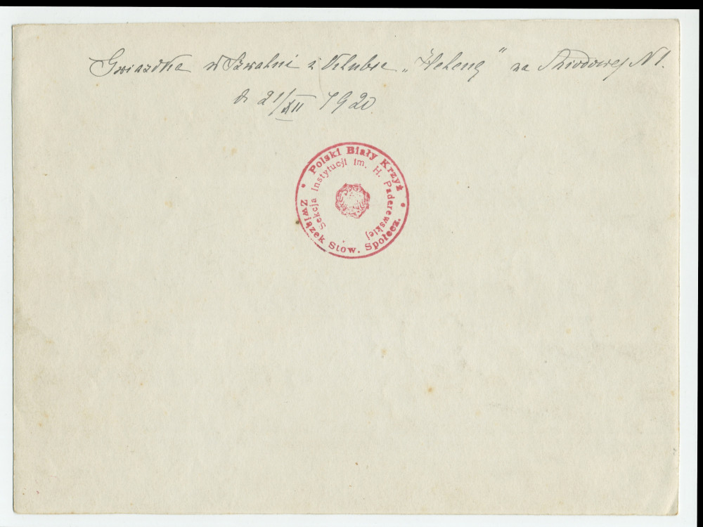 Photographie de groupe (enfants et adultes munis de l'écusson de la Croix Blanche polonaise) à l'occasion d'une fête de Noël organisée le 21 décembre 1920 au numéro 1 de la rue Sikorski (ville?) en hommage (?) à Hélène Paderewska