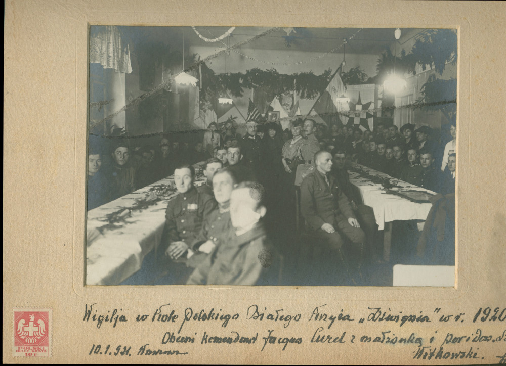 Photographie de la fête de Noël 1920 célébrée en la salle «Dzwignia» (littéralement «du Levier») de la Croix Blanche polonaise (à Varsovie?), avec comme invités le commandant (français?) Jacques Curel, son épouse et un certain Witkowski