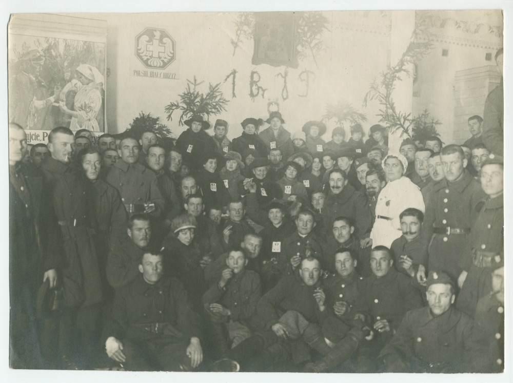 Photographie du réfectoire de la caserne de la rue Nowowiejska de Varsovie après le service du goûter à 3000 soldats par le service soignant du 5e Régiment d'infanterie des Légions polonaises, le 18 décembre 1920