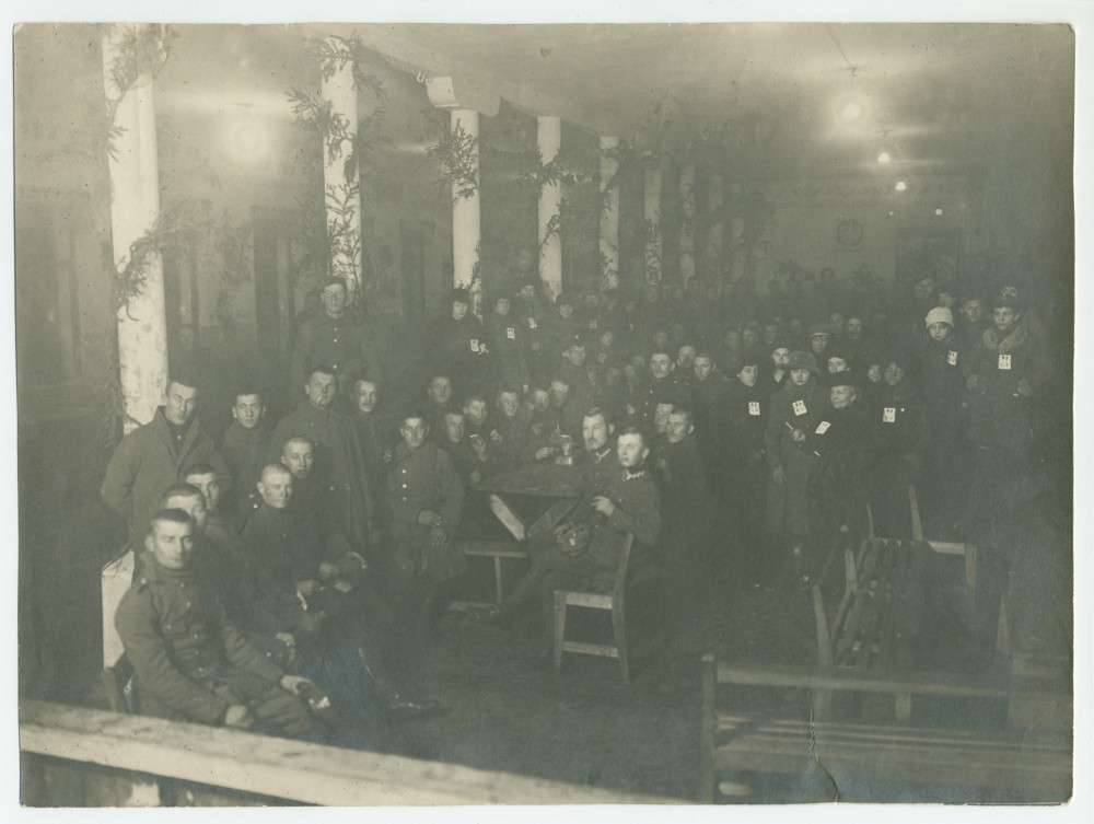 Photographie du réfectoire de la caserne de la rue Nowowiejska de Varsovie avec le service soignant du 5e Régiment d'infanterie des Légions polonaises «sous la bonne garde d'Hélène Paderewska», le 18 décembre 1920