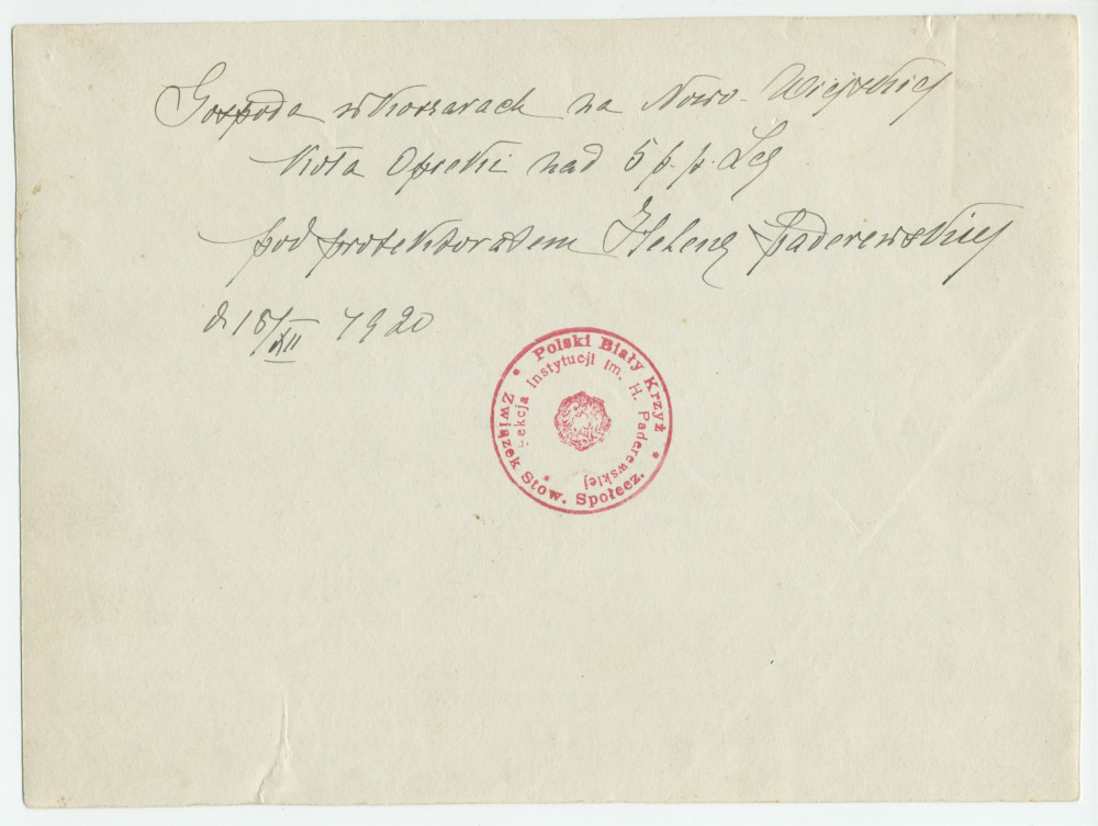 Photographie du réfectoire de la caserne de la rue Nowowiejska de Varsovie avec le service soignant du 5e Régiment d'infanterie des Légions polonaises «sous la bonne garde d'Hélène Paderewska», le 18 décembre 1920