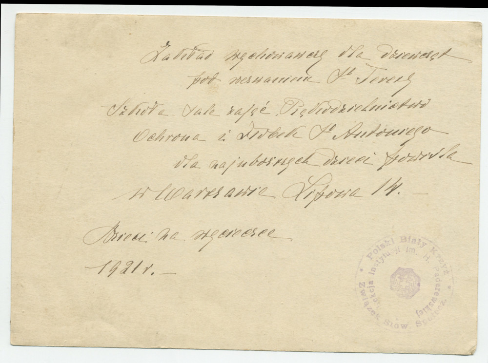 Photographie de groupe, sous des arbres, encadrées de religieux, des filles du Centre éducatif Sainte-Thérèse de Powisle, dans la banlieue de Varsovie (rue Lipowa 14), en 1921 – légende manuscrite au verso avec tampon de la Croix Blanche polonaise