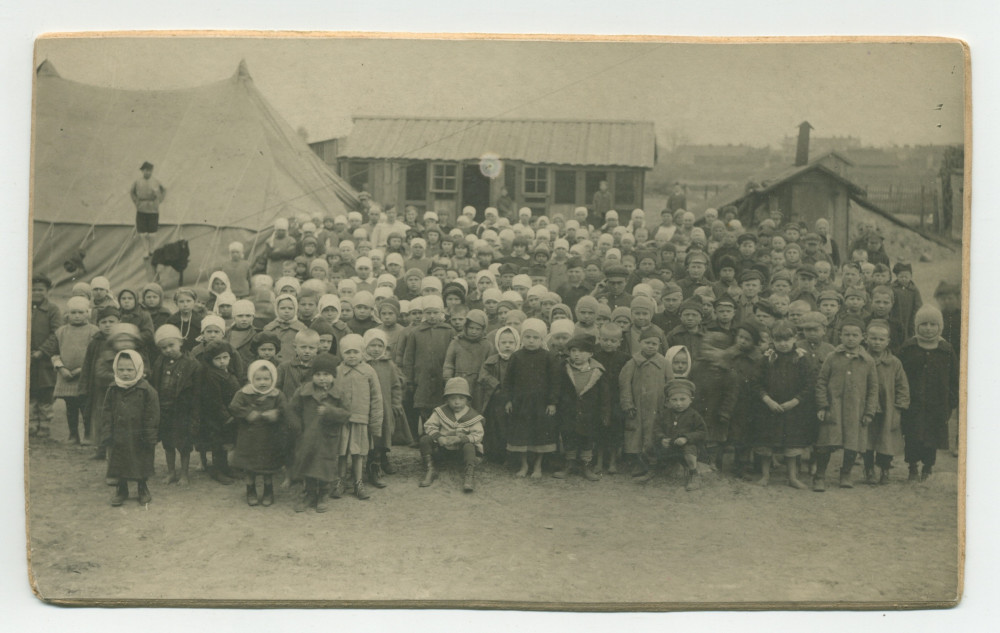 Photographie d'enfants «candidats à l'émigration» dans une crèche de la Fondation éducative Hélène Paderewska, en 1922 – avec légende manuscrite et tampons au verso