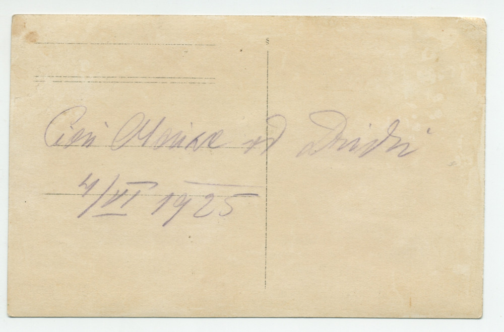 Photographie d'une classe de première année (sans doute financée par la Croix Blanche polonaise) avec enseignants, en 1925 – avec légende manuscrite difficile à lire au verso («Madame Moriwe à Deblin?)