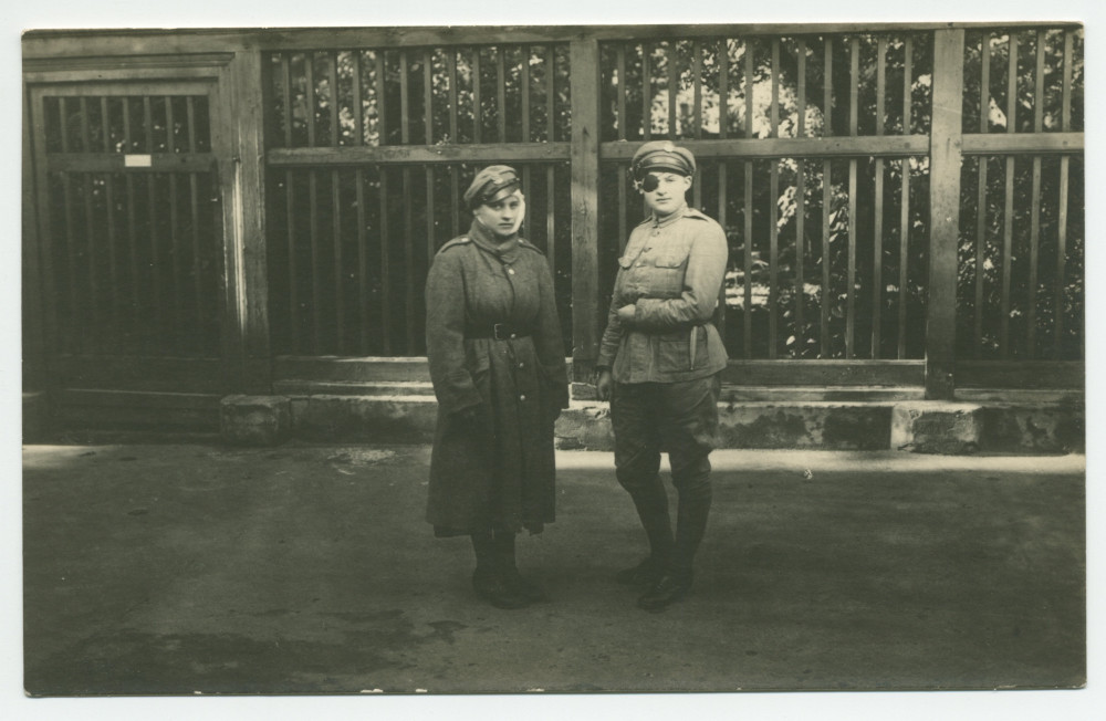Photographie de deux jeunes soldats blessés (pris en charge probablement par la Croix Blanche polonaise) – tirage carte postale