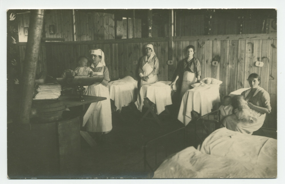Photographie de quatre infirmières de la Croix Blanche polonaise s'occupant de nourrissons – tirage carte postale