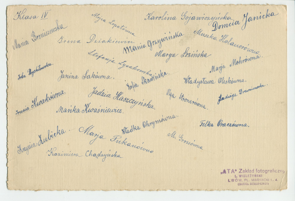 Photographie d'une classe de filles de quatrième année (sans doute financée par la Croix Blanche polonaise) avec enseignants (religieux) – avec signatures de toutes les élèves et tampon du photographe au verso