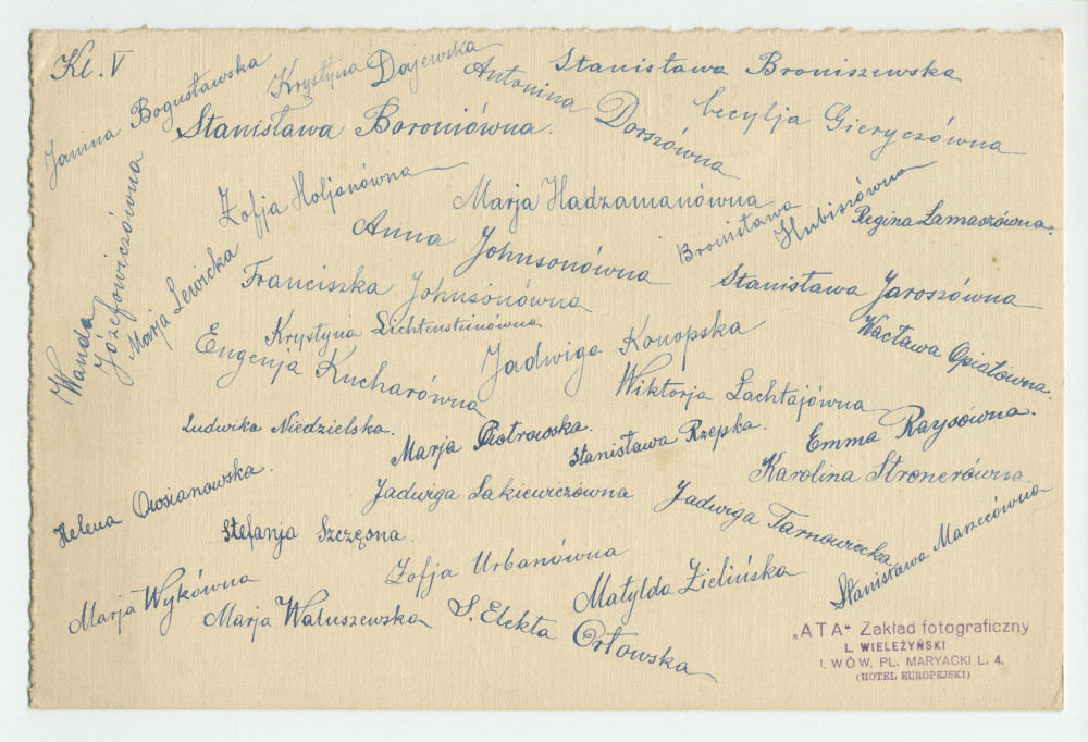 Photographie d'une classe de filles de cinquième année (sans doute financée par la Croix Blanche polonaise) avec enseignants (religieux) – avec signatures de toutes les élèves et tampon du photographe au verso