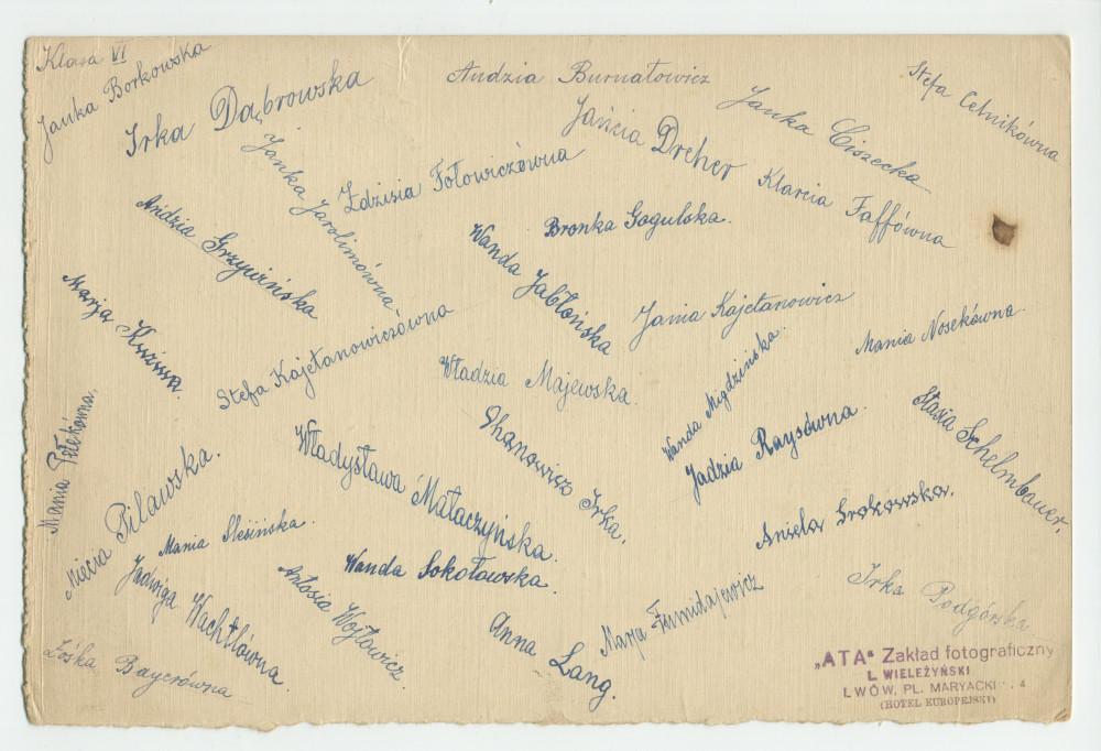 Photographie d'une classe de filles de sixième année (sans doute financée par la Croix Blanche polonaise) avec enseignants (religieux) – avec signatures de toutes les élèves et tampon du photographe au verso