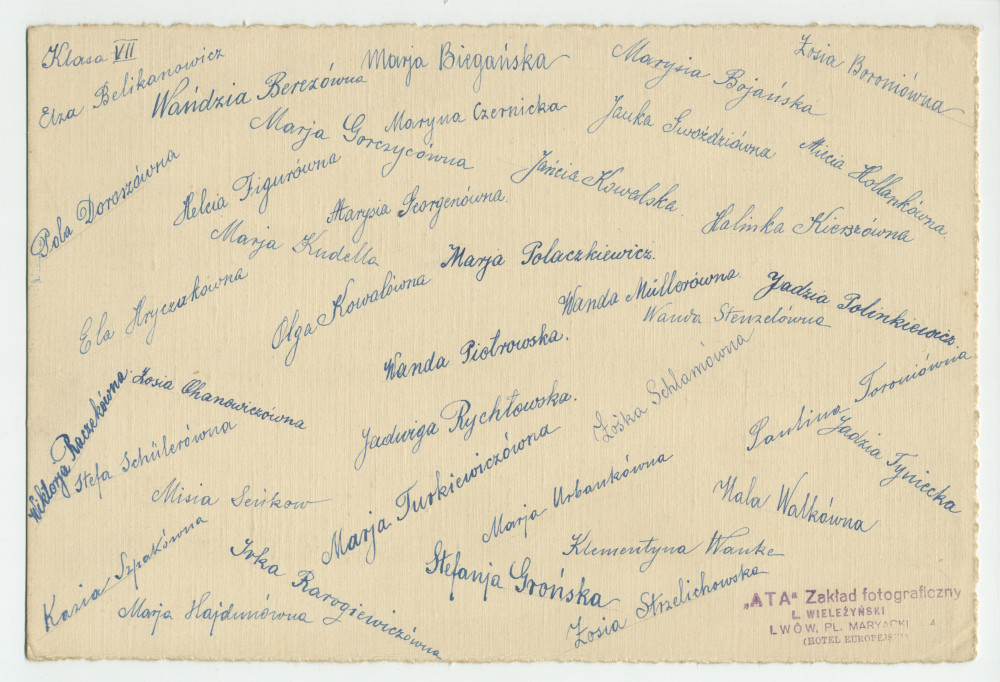 Photographie d'une classe de filles de septième année (sans doute financée par la Croix Blanche polonaise) avec enseignants (religieux) – avec signatures de toutes les élèves et tampon du photographe au verso