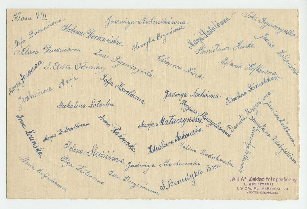 Photographie d'une classe de filles de huitième année (sans doute financée par la Croix Blanche polonaise) avec enseignants (religieux) – avec signatures de toutes les élèves et tampon du photographe au verso