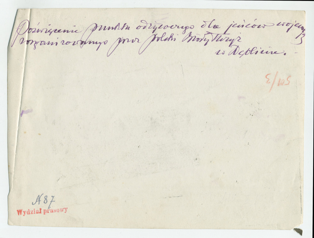 Photographie (de presse) de la «bénédiction de la maison pour les prisonniers de guerre par la Croix Blanche polonaise à Deblin», ville de la voïvodie de Lublin, dans l'est de la Pologne – avec légende manuscrite et tampon «service de presse» au verso