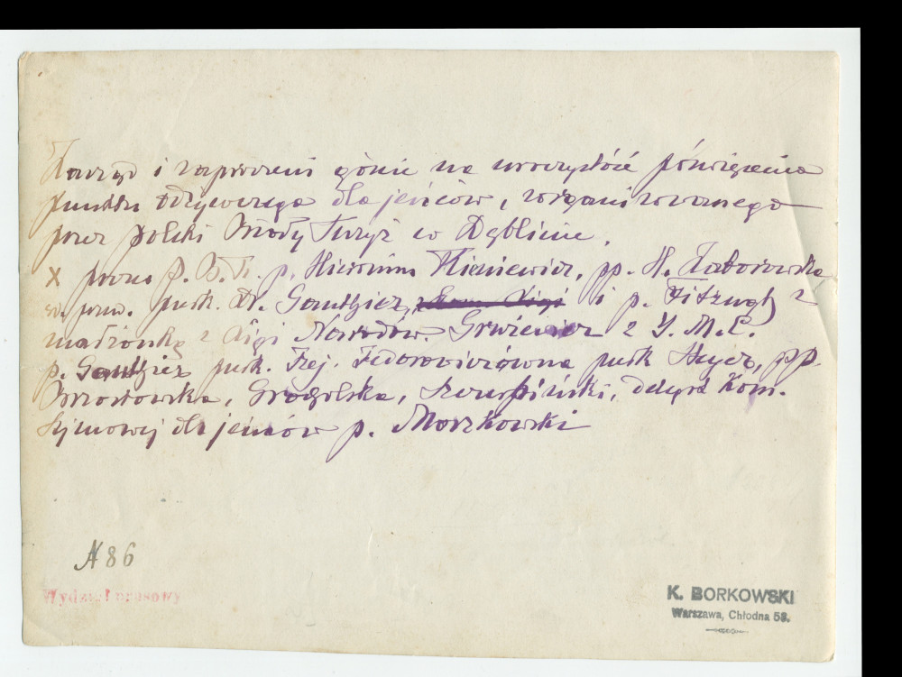 Photographie (de presse) d'un groupe de militaires (dont sans doute un officier français au premier rang), d'hommes et de femmes posant devant le réfectoire de la maison pour les prisonniers de guerre de la Croix Blanche polonaise à Deblin